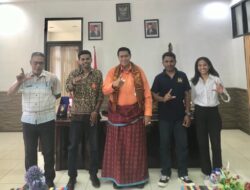 Sejumlah Anak muda Lembata bertemu Bupati Lembata, Drs. Matheos Tan M.M., di kantor pemerintah kabupaten Lembata, NTT, Jumat, (6/10/2023).