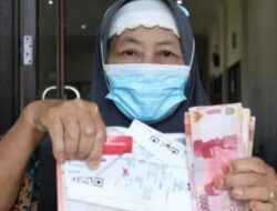 Foto Ilustrasi: Penerima Bantuan Sosial Tahap Tiga di Desa Satar Punda Barat